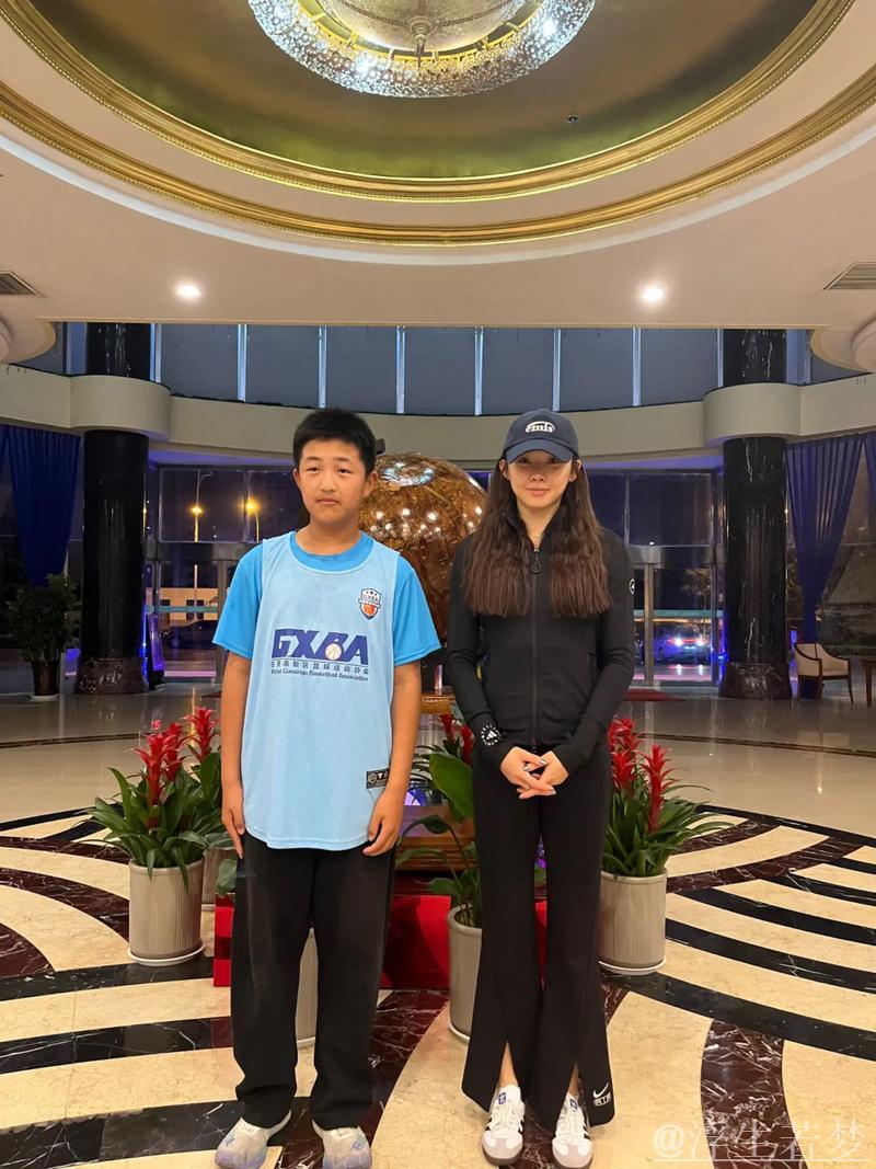 吴艳妮与苏炳添合影曝光,面容变化明显,身高略显差距 吴艳妮与苏炳添合影曝光,面容变化明显,身高略显差距